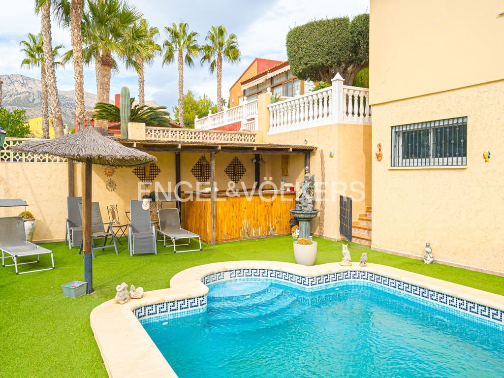 5 chambre Villa/Maison à vendre à La Nucia avec piscine garage - 840 000 € (Ref: 8969065)