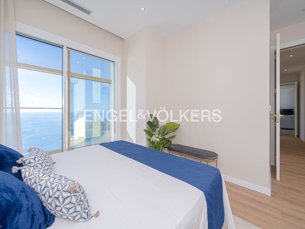 3 bedroom Apartment for sale in Benidorm with pool - € 1,075,000 (Ref: 8987039)