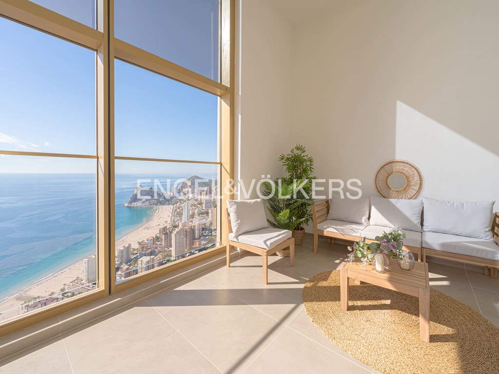 3 bedroom Apartment for sale in Benidorm with pool - € 1,075,000 (Ref: 8987039)