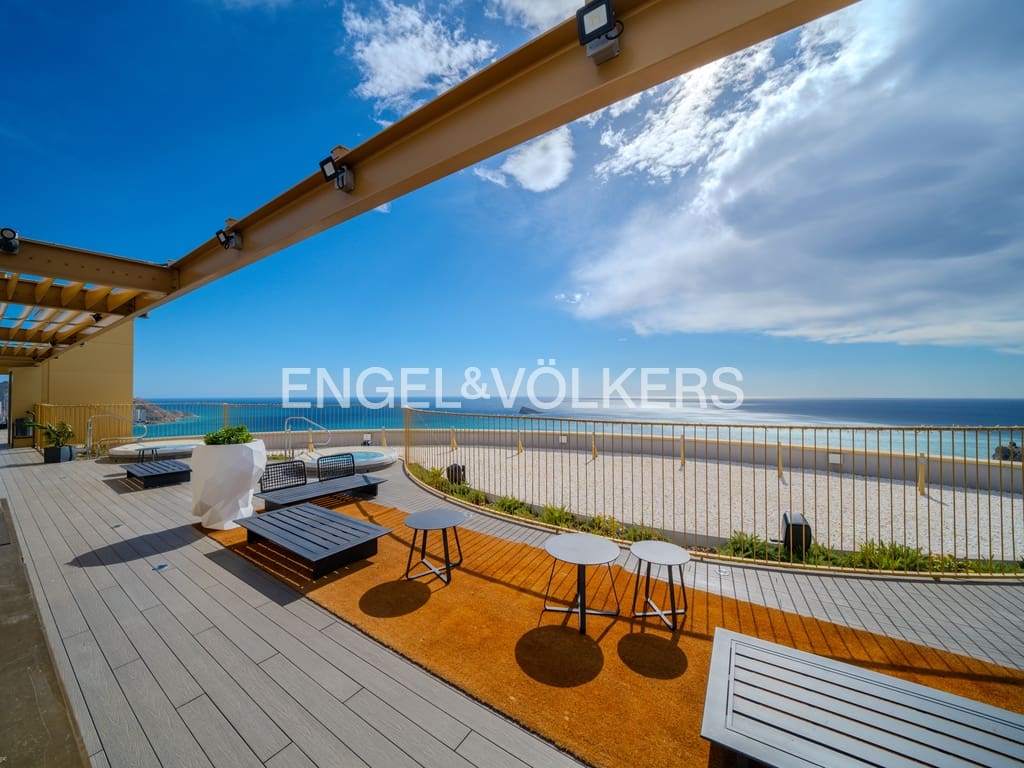 3 bedroom Apartment for sale in Benidorm with pool - € 1,075,000 (Ref: 8987039)