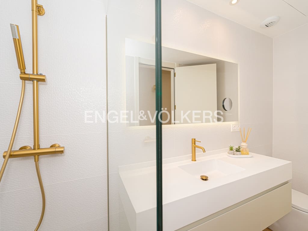 3 bedroom Apartment for sale in Benidorm with pool - € 1,075,000 (Ref: 8987039)