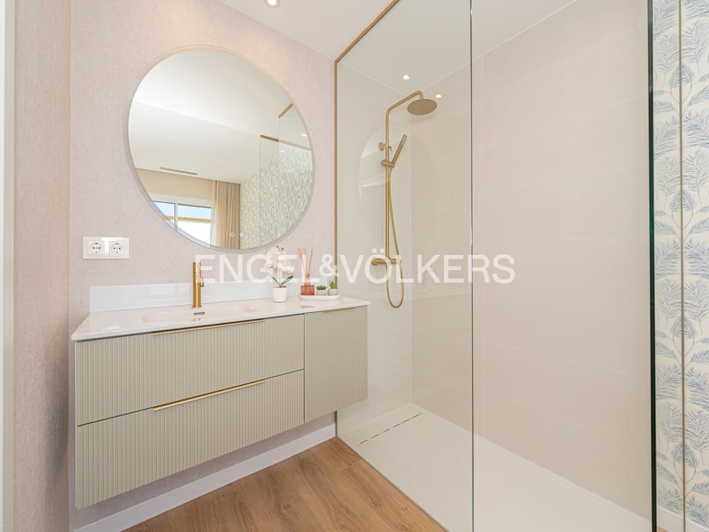 3 bedroom Apartment for sale in Benidorm with pool - € 1,075,000 (Ref: 8987039)