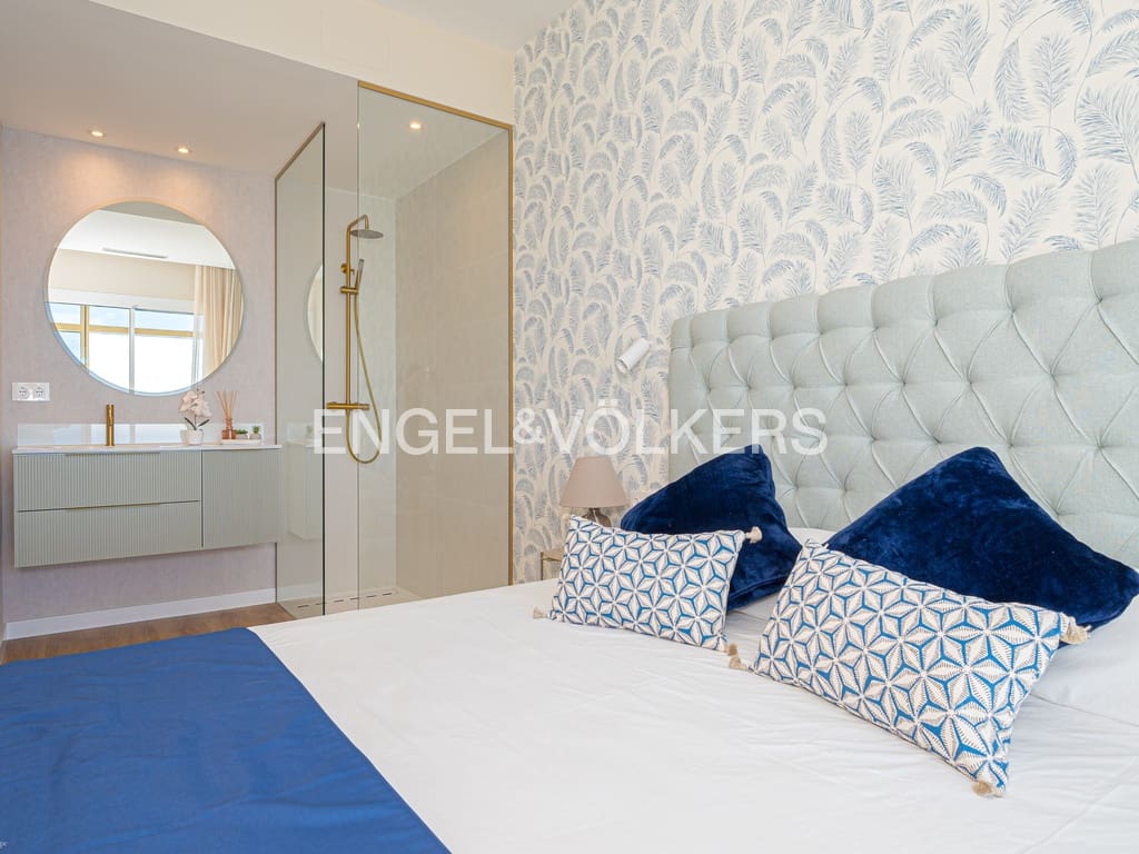 3 bedroom Apartment for sale in Benidorm with pool - € 1,075,000 (Ref: 8987039)