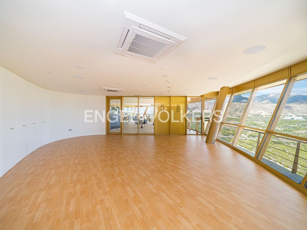 3 bedroom Apartment for sale in Benidorm with pool - € 1,075,000 (Ref: 8987039)