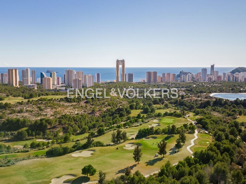 3 bedroom Apartment for sale in Benidorm with pool - € 1,075,000 (Ref: 8987039)