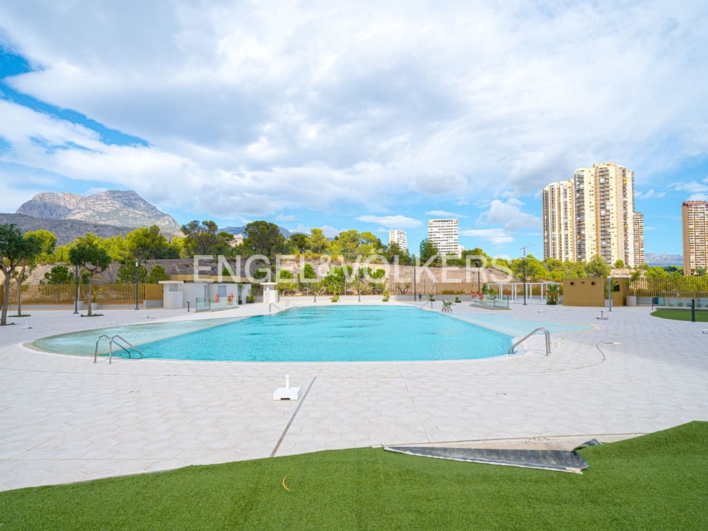 3 bedroom Apartment for sale in Benidorm with pool - € 1,075,000 (Ref: 8987039)
