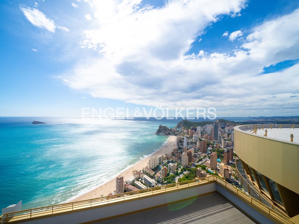 3 bedroom Apartment for sale in Benidorm with pool - € 1,075,000 (Ref: 8987039)