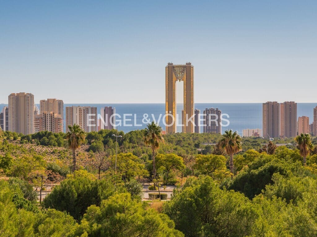 3 bedroom Apartment for sale in Benidorm with pool - € 1,075,000 (Ref: 8987039)