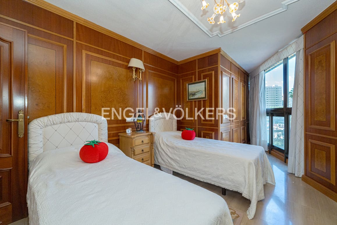 2 bedroom Apartment for sale in Benidorm with pool garage - € 370,000 (Ref: 9004067)