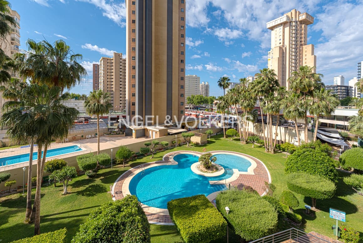 2 bedroom Apartment for sale in Benidorm with pool garage - € 370,000 (Ref: 9004067)