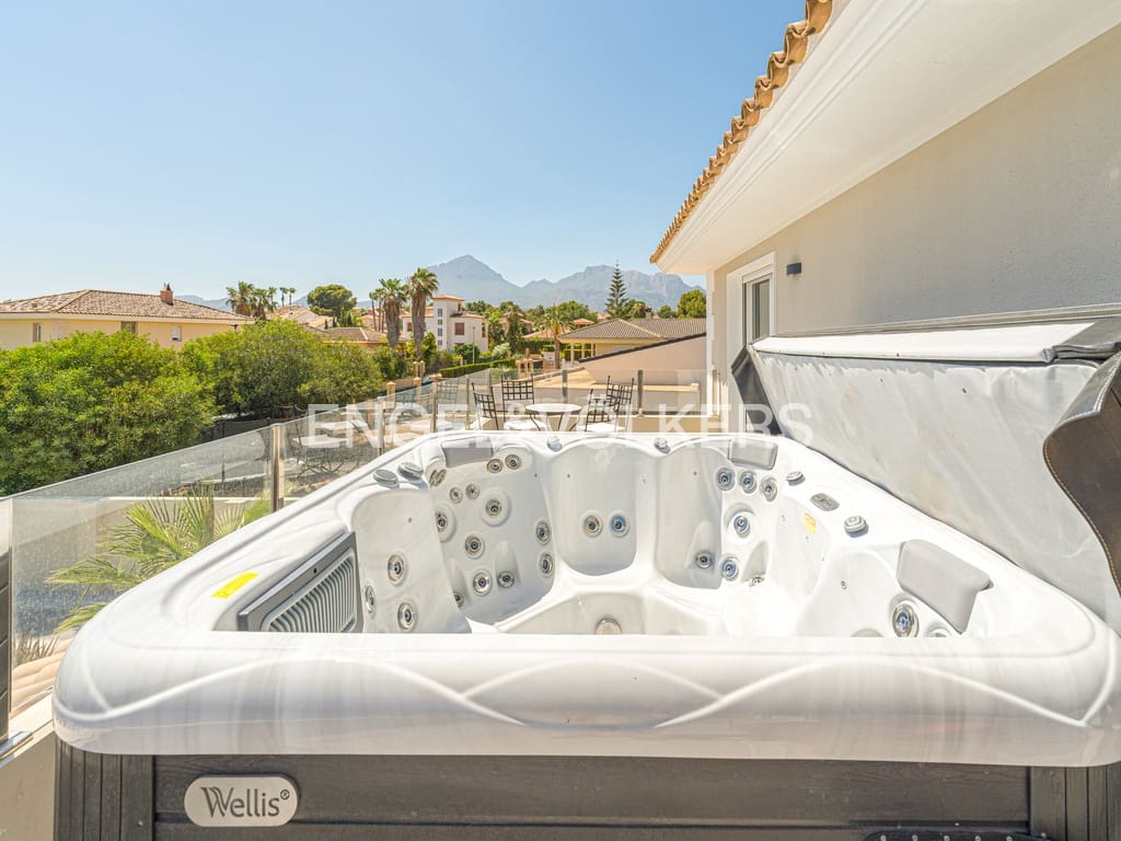 4 makuuhuone Huvila myytävänä paikassa Alfaz del Pi / L'Alfas del Pi mukana uima-altaan 
autotalli - 1 195 000 € (Ref: 9050144)