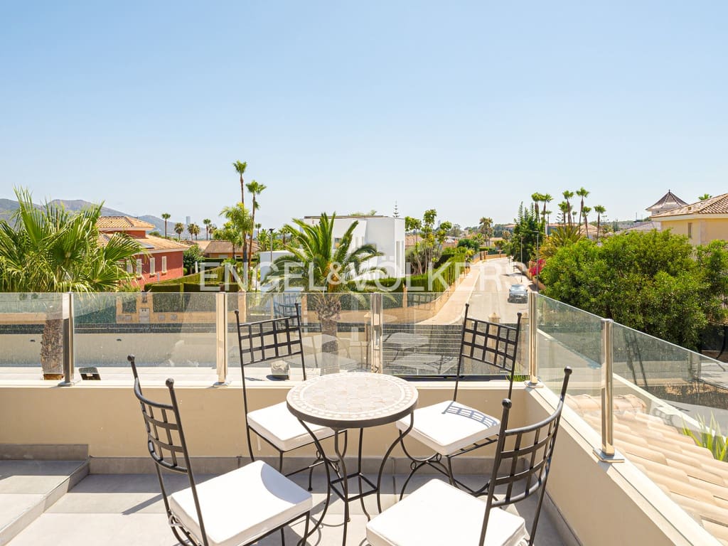 4 makuuhuone Huvila myytävänä paikassa Alfaz del Pi / L'Alfas del Pi mukana uima-altaan 
autotalli - 1 195 000 € (Ref: 9050144)