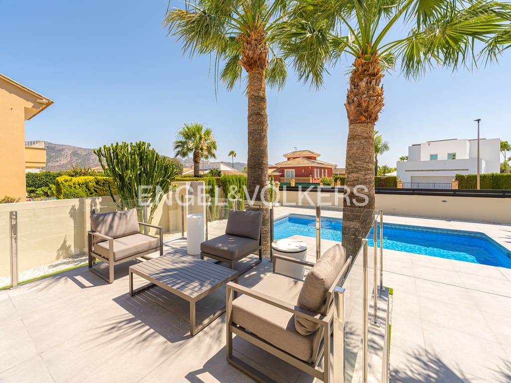 4 makuuhuone Huvila myytävänä paikassa Alfaz del Pi / L'Alfas del Pi mukana uima-altaan 
autotalli - 1 195 000 € (Ref: 9050144)