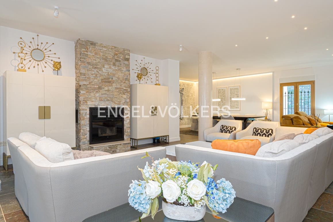 5 bedroom Villa for sale in Guadalest with pool garage - € 2,400,000 (Ref: 9058351)