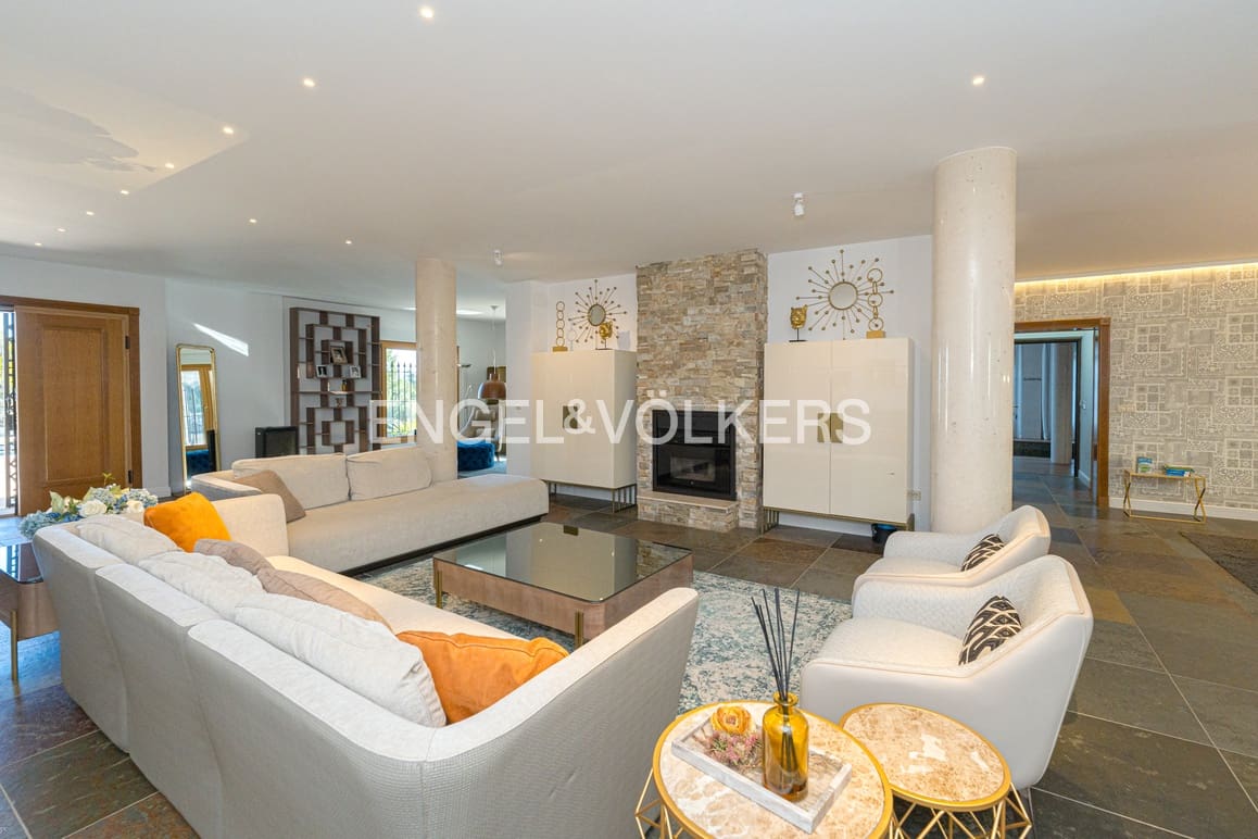 5 bedroom Villa for sale in Guadalest with pool garage - € 2,400,000 (Ref: 9058351)