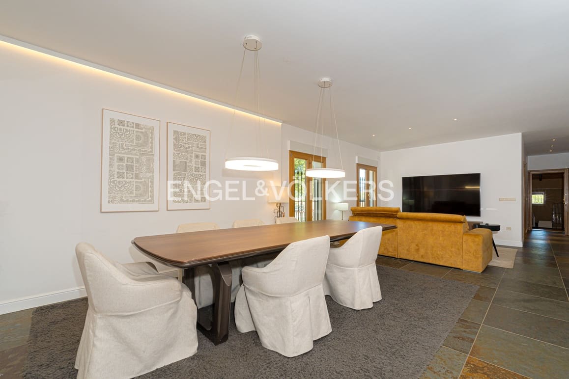 5 bedroom Villa for sale in Guadalest with pool garage - € 2,400,000 (Ref: 9058351)