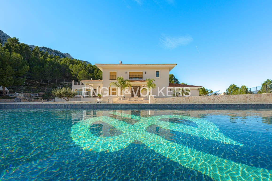5 bedroom Villa for sale in Guadalest with pool garage - € 2,400,000 (Ref: 9058351)
