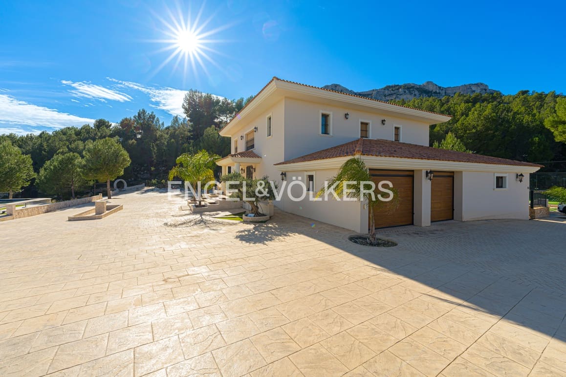 5 bedroom Villa for sale in Guadalest with pool garage - € 2,400,000 (Ref: 9058351)