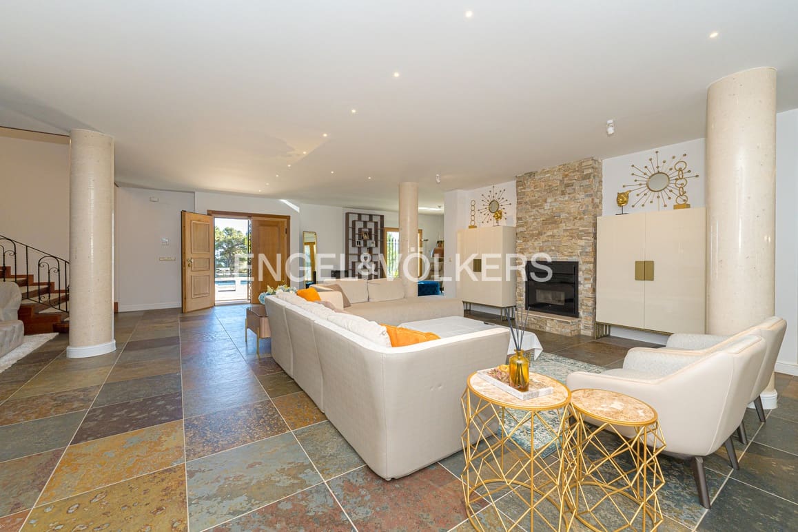 5 bedroom Villa for sale in Guadalest with pool garage - € 2,400,000 (Ref: 9058351)