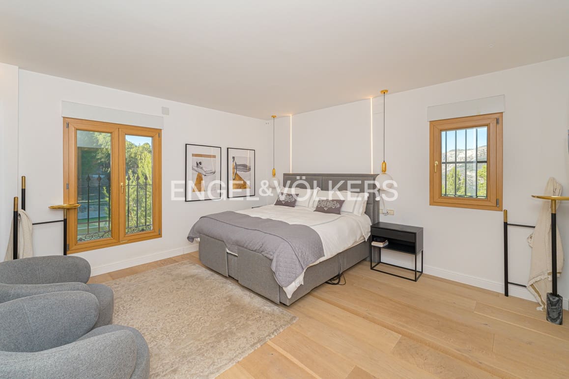 5 bedroom Villa for sale in Guadalest with pool garage - € 2,400,000 (Ref: 9058351)