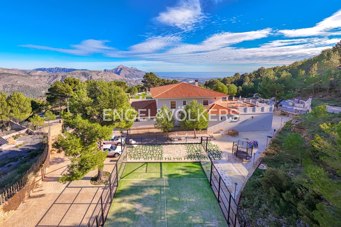 5 bedroom Villa for sale in Guadalest with pool garage - € 2,400,000 (Ref: 9058351)