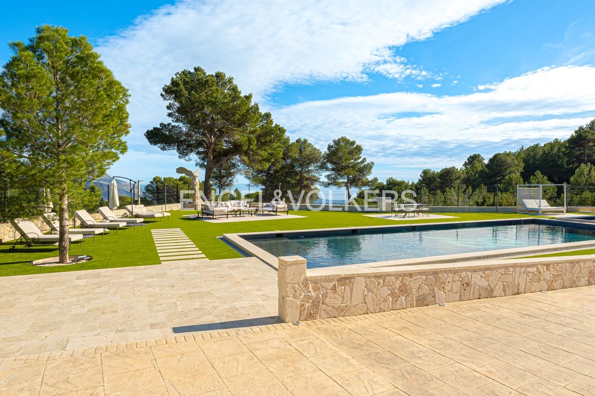 5 bedroom Villa for sale in Guadalest with pool garage - € 2,400,000 (Ref: 9058351)