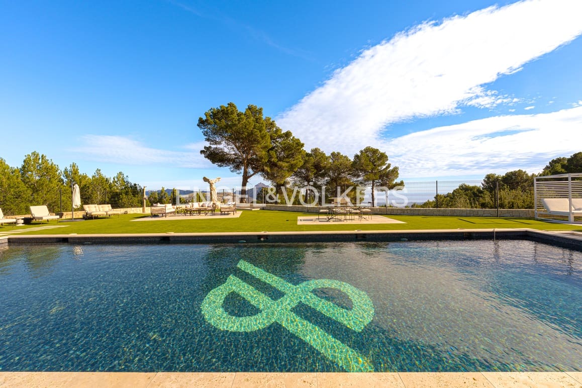 5 bedroom Villa for sale in Guadalest with pool garage - € 2,400,000 (Ref: 9058351)