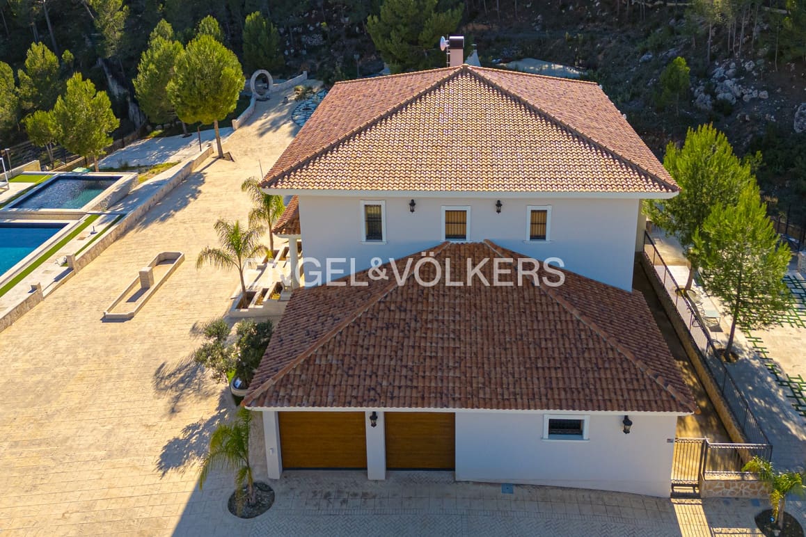 5 bedroom Villa for sale in Guadalest with pool garage - € 2,400,000 (Ref: 9058351)