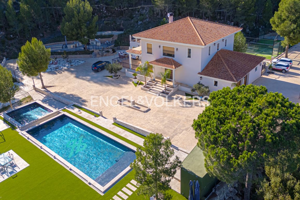 5 bedroom Villa for sale in Guadalest with pool garage - € 2,400,000 (Ref: 9058351)
