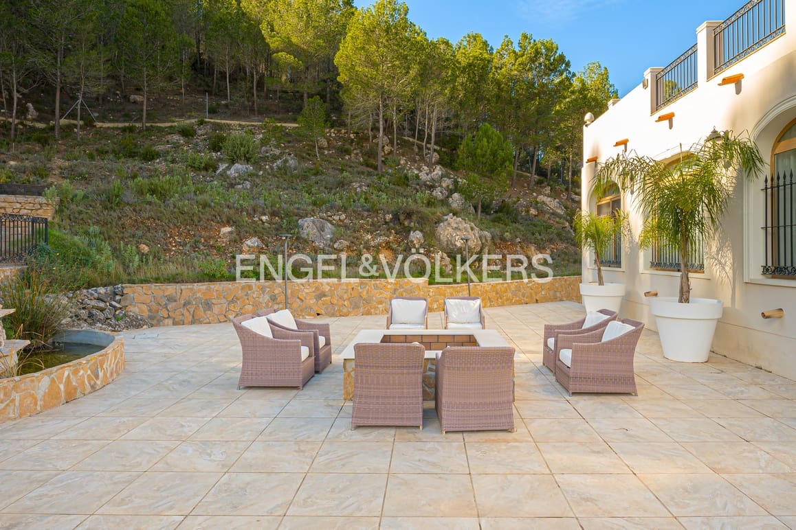 5 bedroom Villa for sale in Guadalest with pool garage - € 2,400,000 (Ref: 9058351)