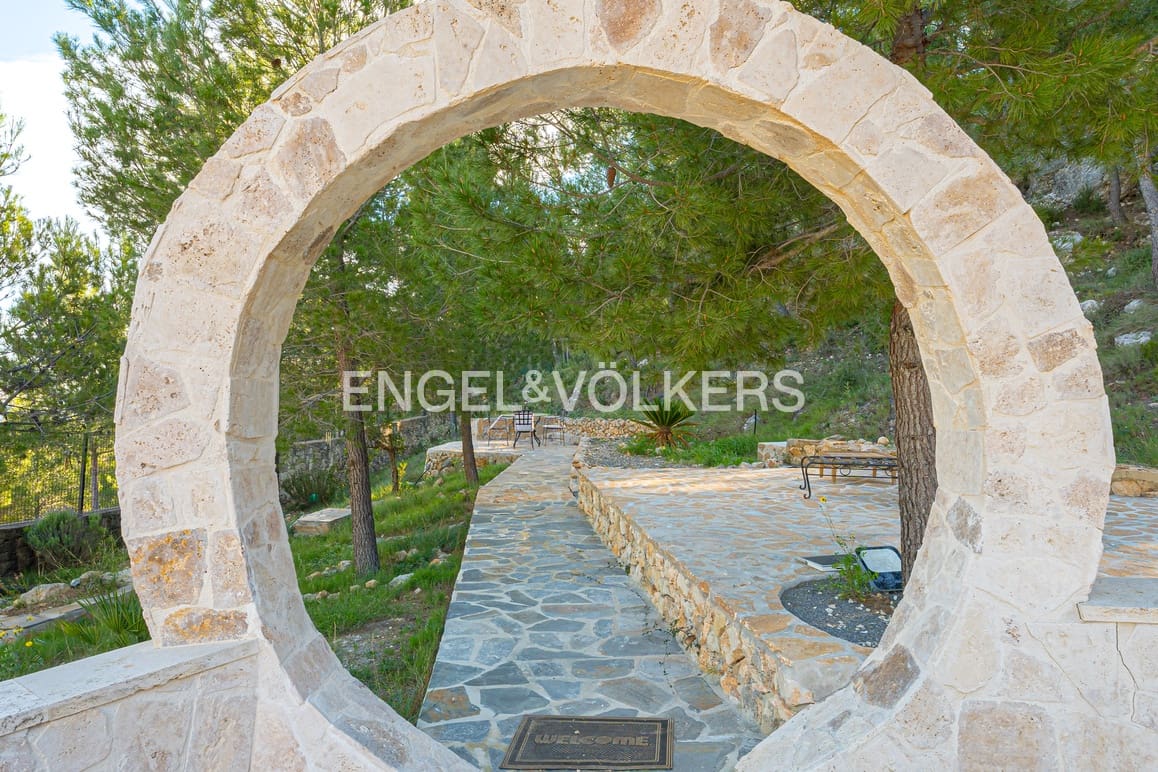 5 bedroom Villa for sale in Guadalest with pool garage - € 2,400,000 (Ref: 9058351)