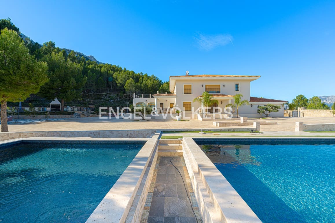 5 bedroom Villa for sale in Guadalest with pool garage - € 2,400,000 (Ref: 9058351)