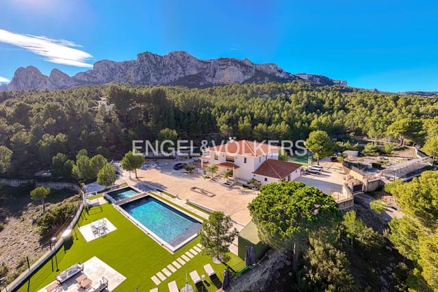 5 bedroom Villa for sale in Guadalest with pool garage - € 2,400,000 (Ref: 9058351)
