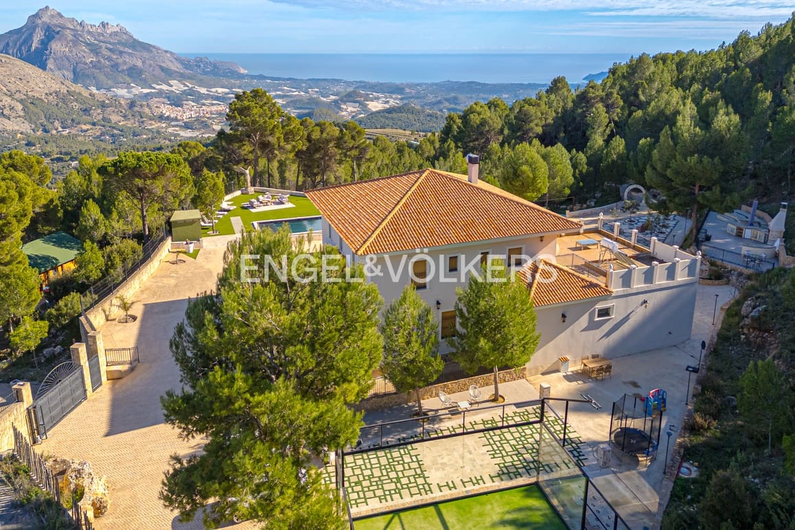 5 bedroom Villa for sale in Guadalest with pool garage - € 2,400,000 (Ref: 9058351)