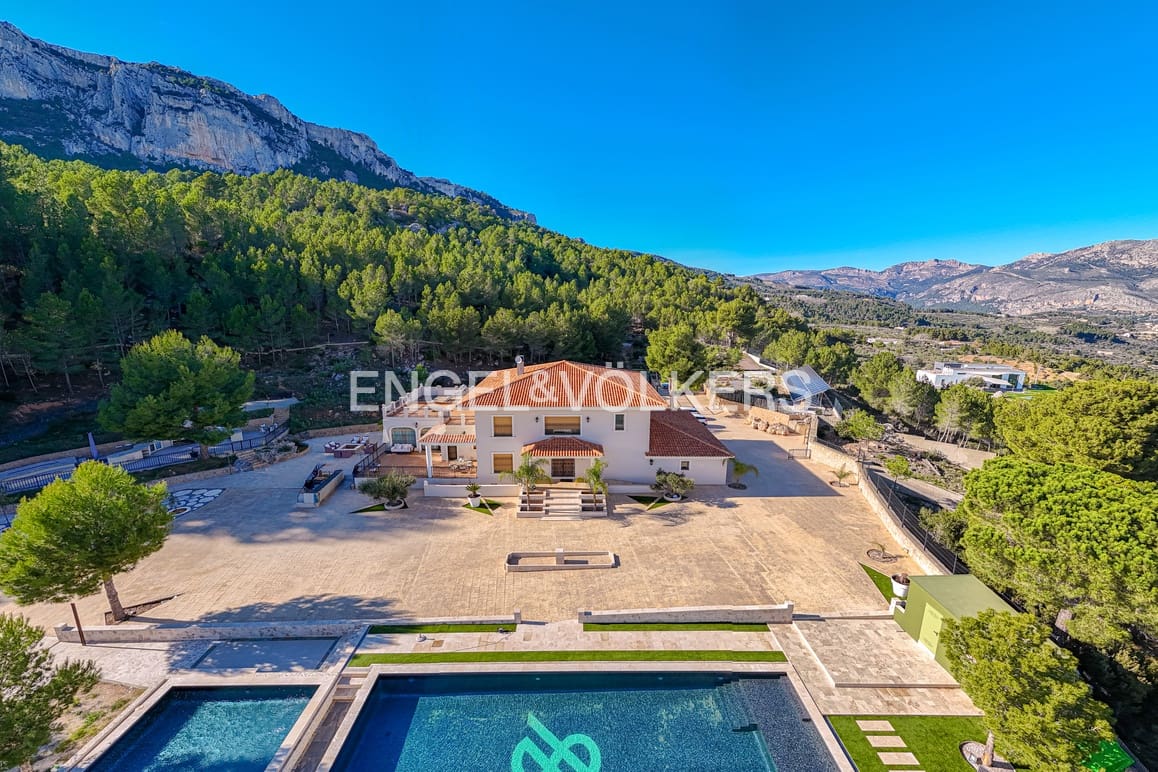 5 bedroom Villa for sale in Guadalest with pool garage - € 2,400,000 (Ref: 9058351)