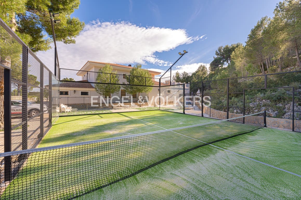 5 bedroom Villa for sale in Guadalest with pool garage - € 2,400,000 (Ref: 9058351)