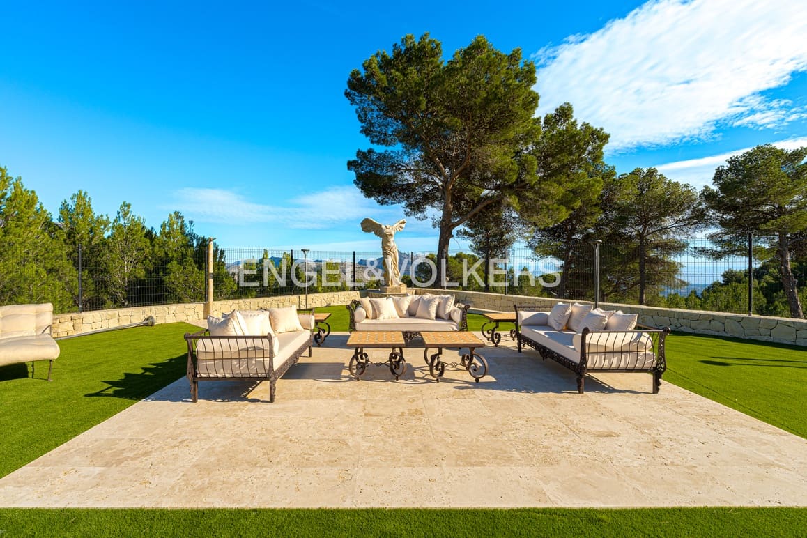 5 bedroom Villa for sale in Guadalest with pool garage - € 2,400,000 (Ref: 9058351)