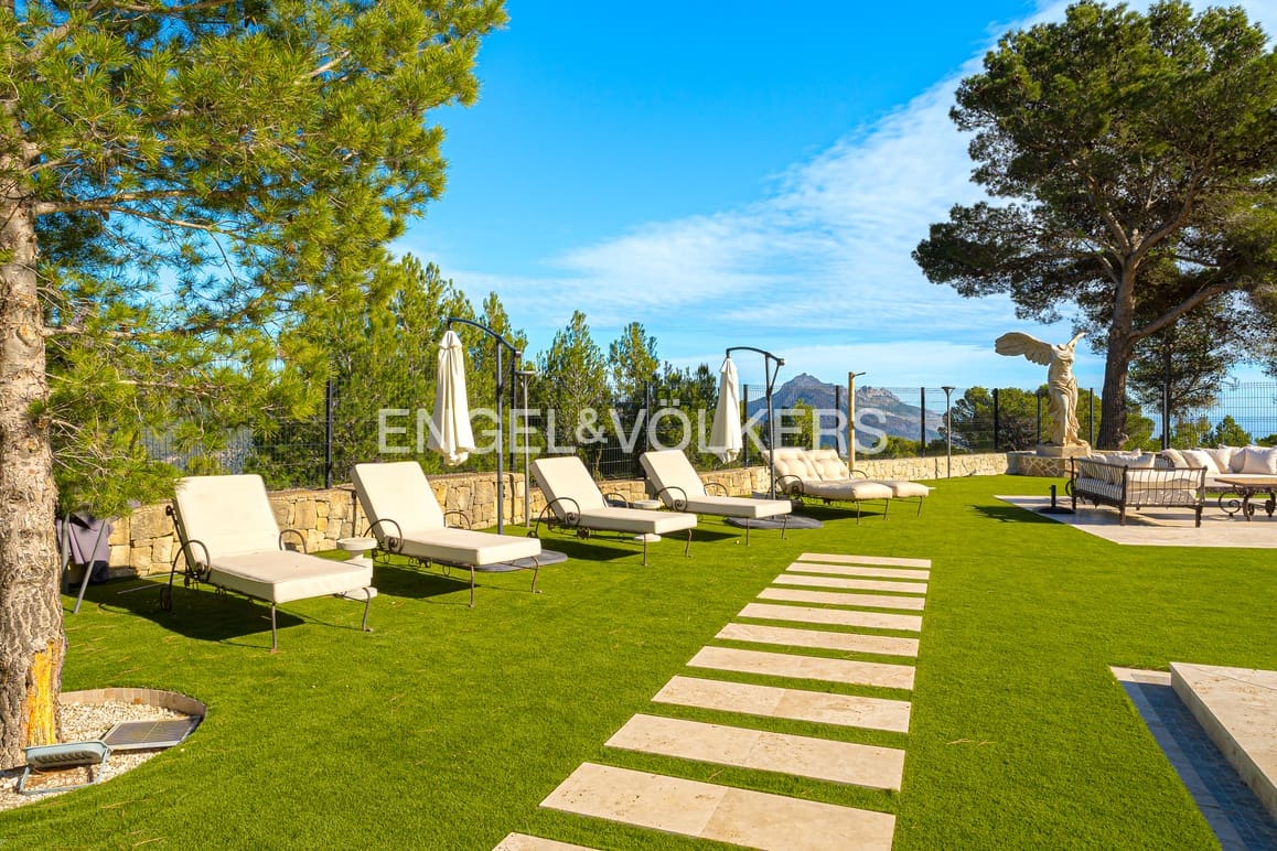 5 bedroom Villa for sale in Guadalest with pool garage - € 2,400,000 (Ref: 9058351)