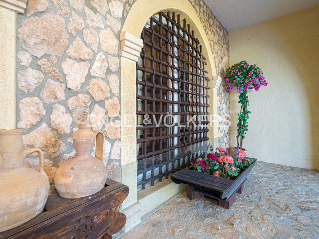 5 bedroom Villa for sale in Finestrat with pool garage - € 1,290,000 (Ref: 9064534)