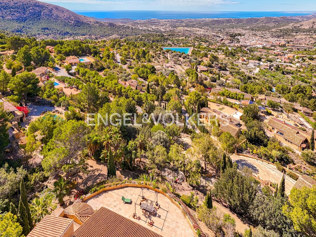 5 bedroom Villa for sale in Finestrat with pool garage - € 1,290,000 (Ref: 9064534)