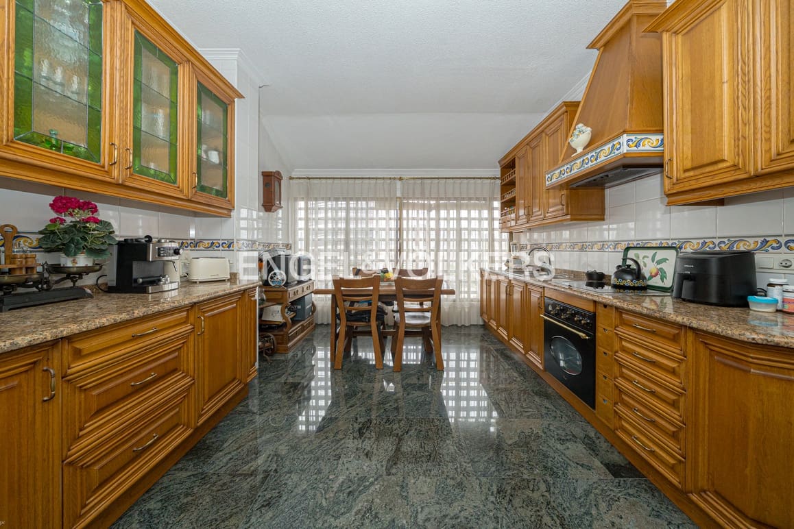 4 soveværelse Lejlighed til salg i Benidorm med swimmingpool - € 600.000 (Ref: 9086211)