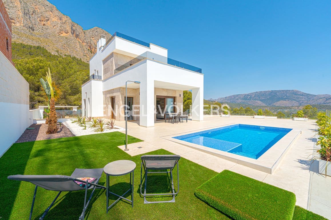 3 bedroom Villa for sale in Polop with pool garage - € 598,000 (Ref: 9109227)