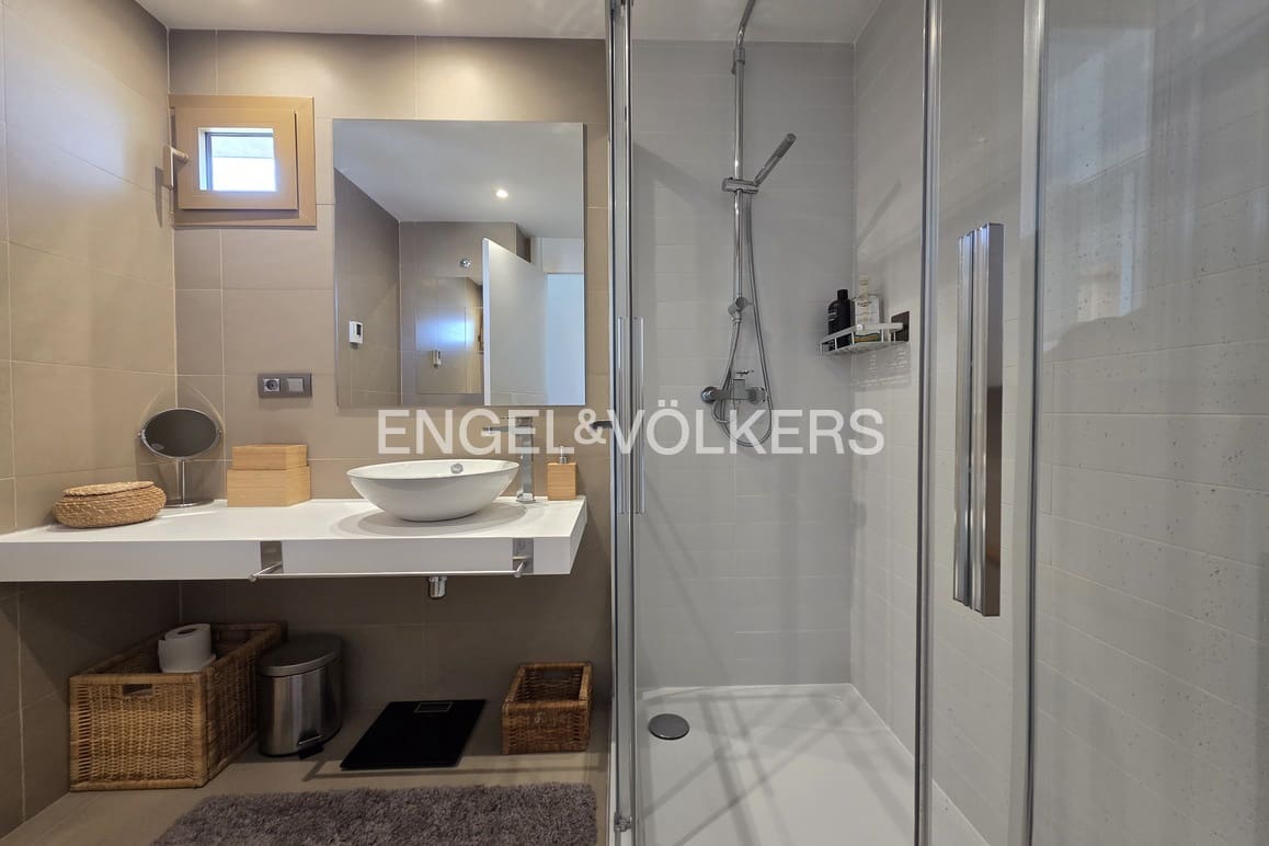 2 bedroom Apartment for sale in Benidorm with pool garage - € 579,000 (Ref: 9187462)