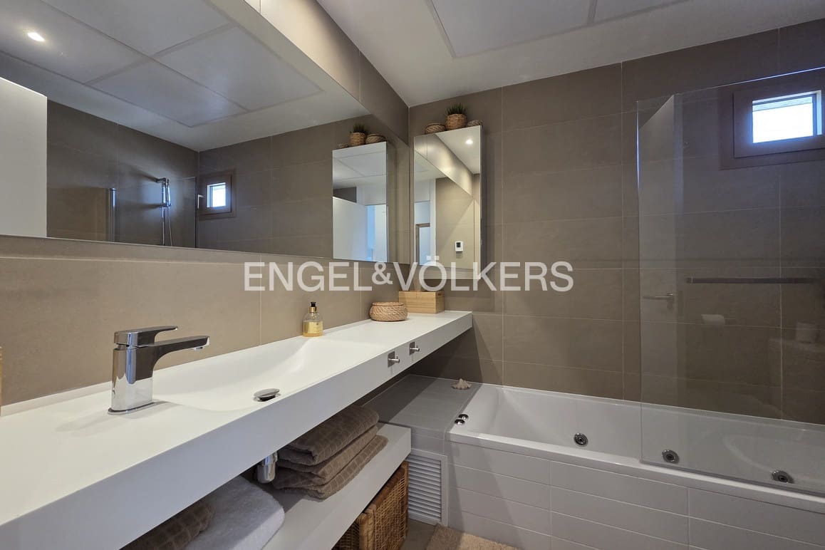 2 bedroom Apartment for sale in Benidorm with pool garage - € 579,000 (Ref: 9187462)