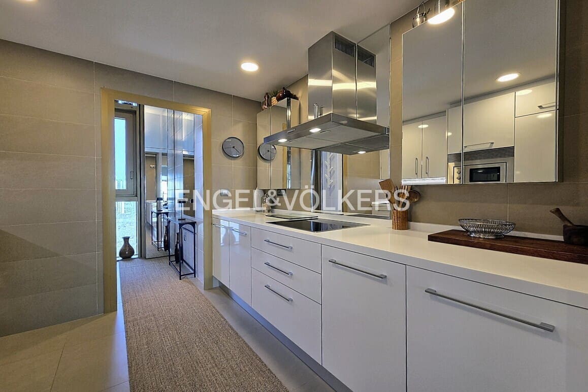 2 bedroom Apartment for sale in Benidorm with pool garage - € 579,000 (Ref: 9187462)