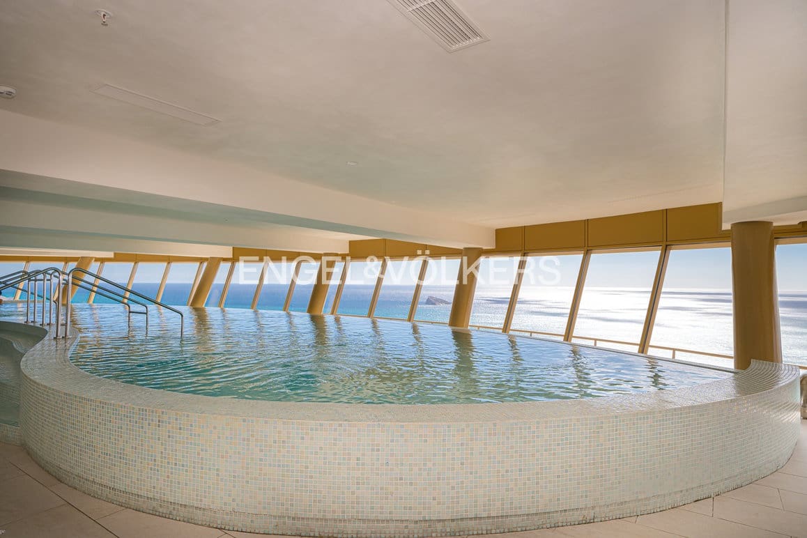 Apartamento de 2 habitaciones en Benidorm en venta con piscina garaje - 579.000 € (Ref: 9187462)