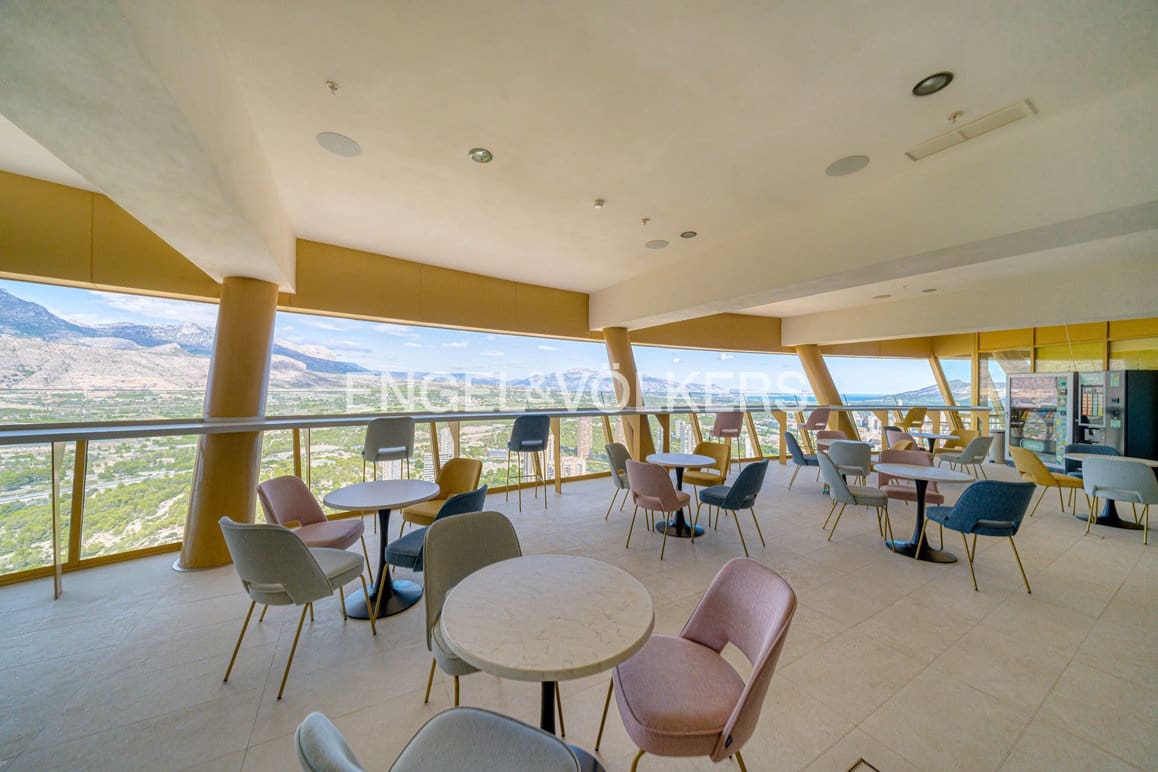 Apartamento de 2 habitaciones en Benidorm en venta con piscina garaje - 579.000 € (Ref: 9187462)