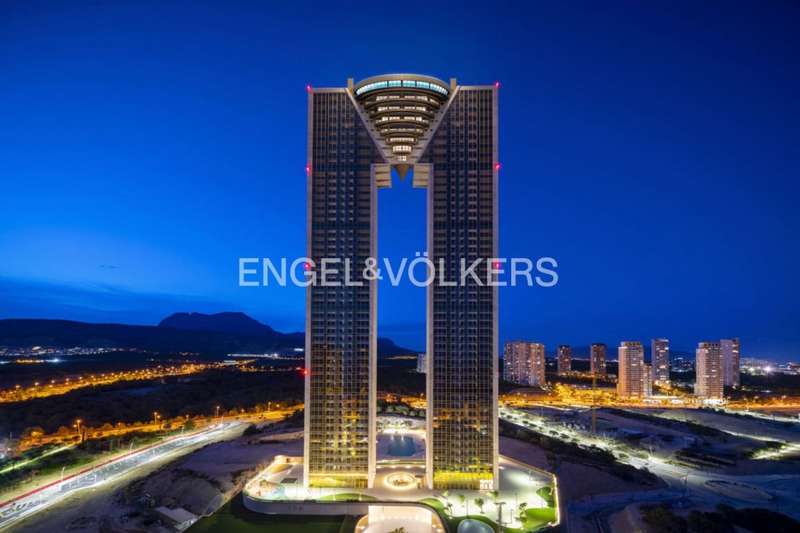 Apartamento de 2 habitaciones en Benidorm en venta con piscina garaje - 579.000 € (Ref: 9187462)