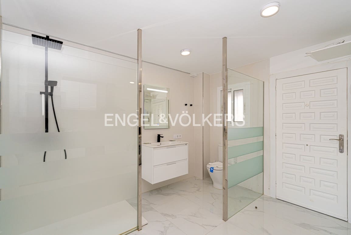 Studio te koop in Benidorm met zwembad garage - € 215.000 (Ref: 9306847)