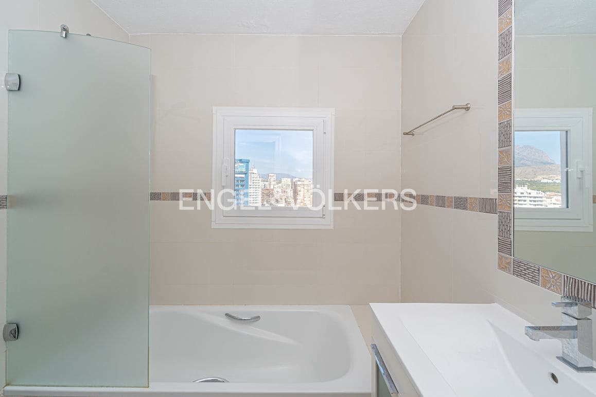 3 bedroom Apartment for sale in Benidorm with pool garage - € 650,000 (Ref: 9309076)